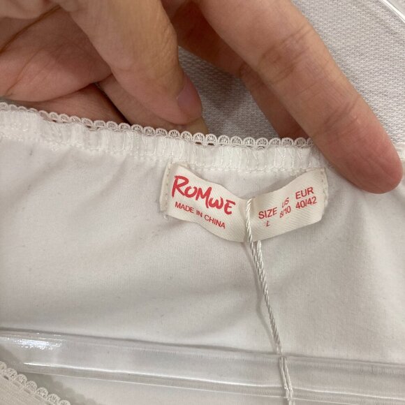 New ROMWE Women's Black White Graphic Short Sleeve Crop Top Medium - Picture 2 of 8